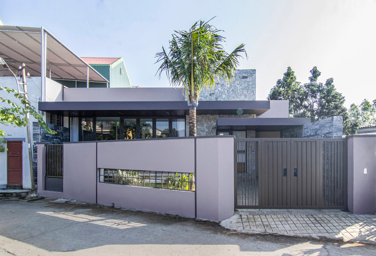 Căn nhà chỉ có duy nhất 1 tầng, với khoảng lùi đủ rộng để làm một ốc đảo nhỏ trước khi vào nhà