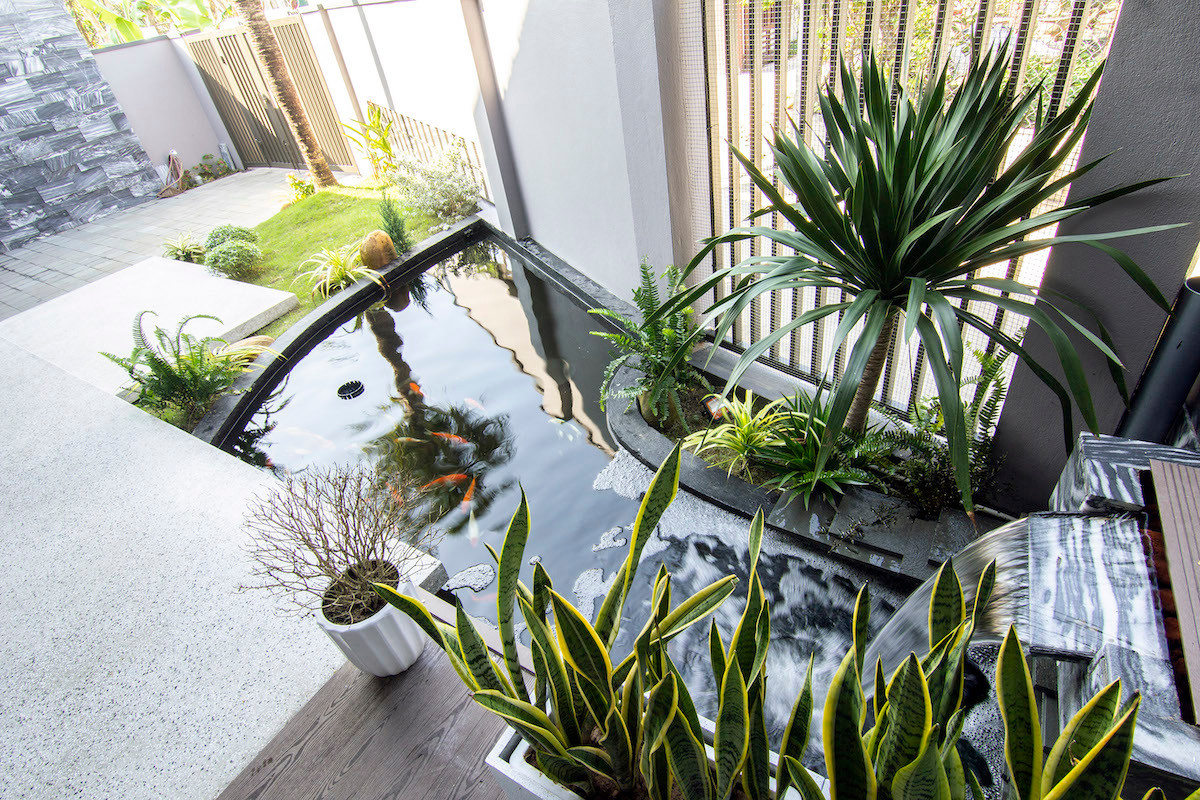 Phía trước, sân và tiểu cảnh đều được ốp bằng đá tự nhiên, tạo cho ngôi nhà có màu sắc tự nhiên.