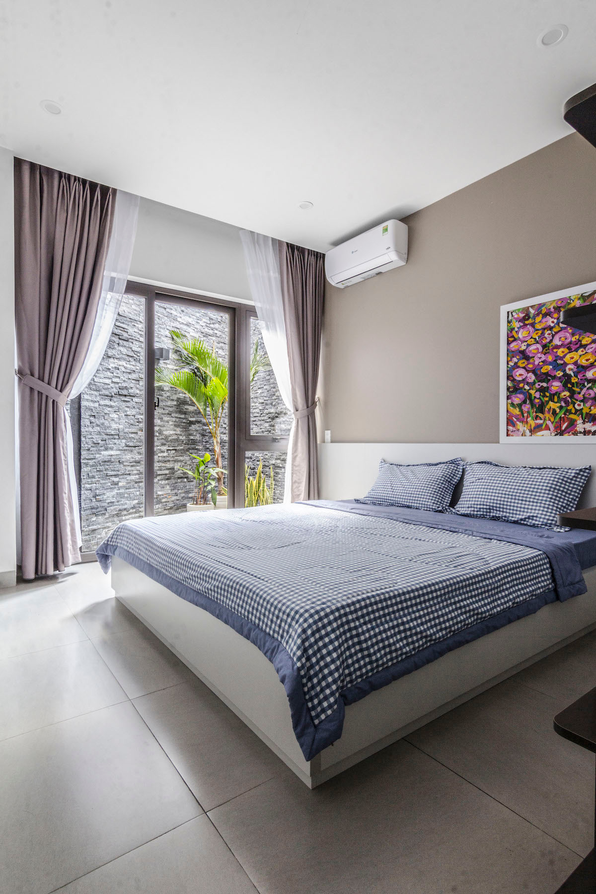 Phòng ngủ trong góc nhà nhưng vẫn có khoảng sân vườn thoáng đãng. Nguồn ảnh: Ngocbli photography