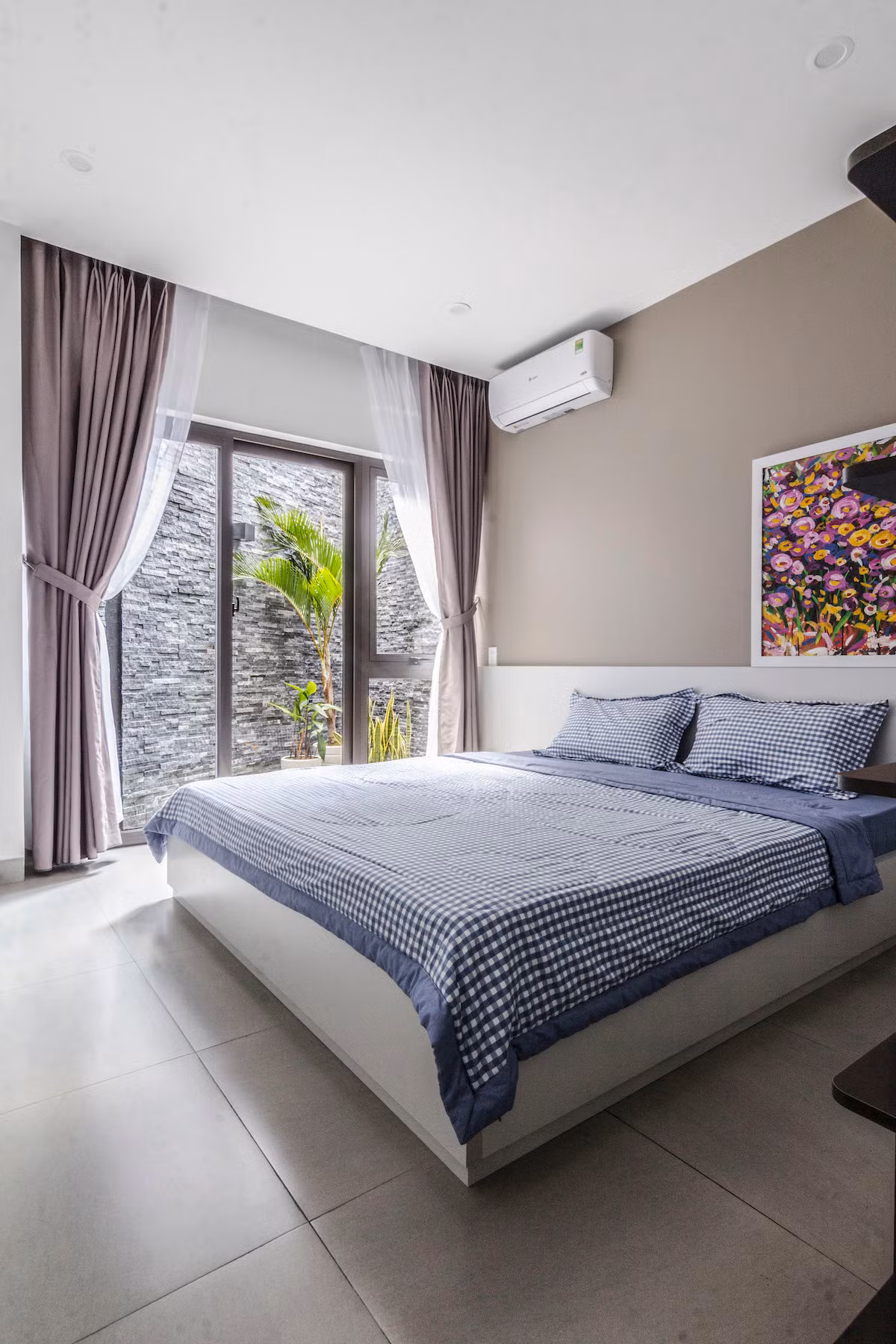 Phòng ngủ trong góc nhà nhưng vẫn có khoảng sân vườn thoáng đãng. Nguồn ảnh: Ngocbli photography