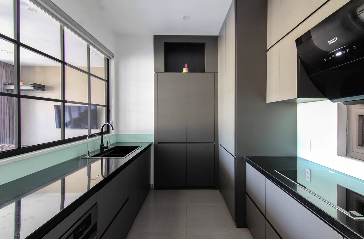 Nằm trong không gian riêng biệt, phòng bếp hiện đại và gọn gàng.