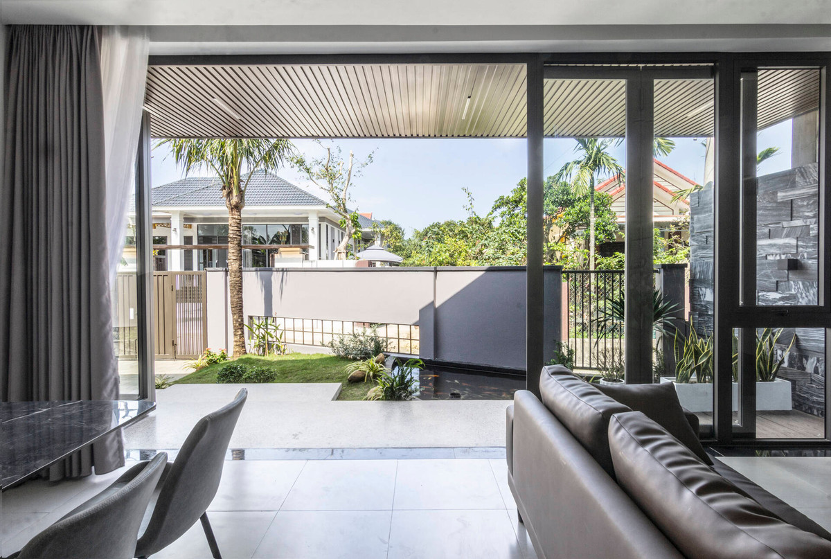 Không gian sinh hoạt chung thiết kế đơn giản nhưng hiện đại. Hệ cửa kính kéo trượt cỡ lớn giúp lấy ánh sáng tối đa.