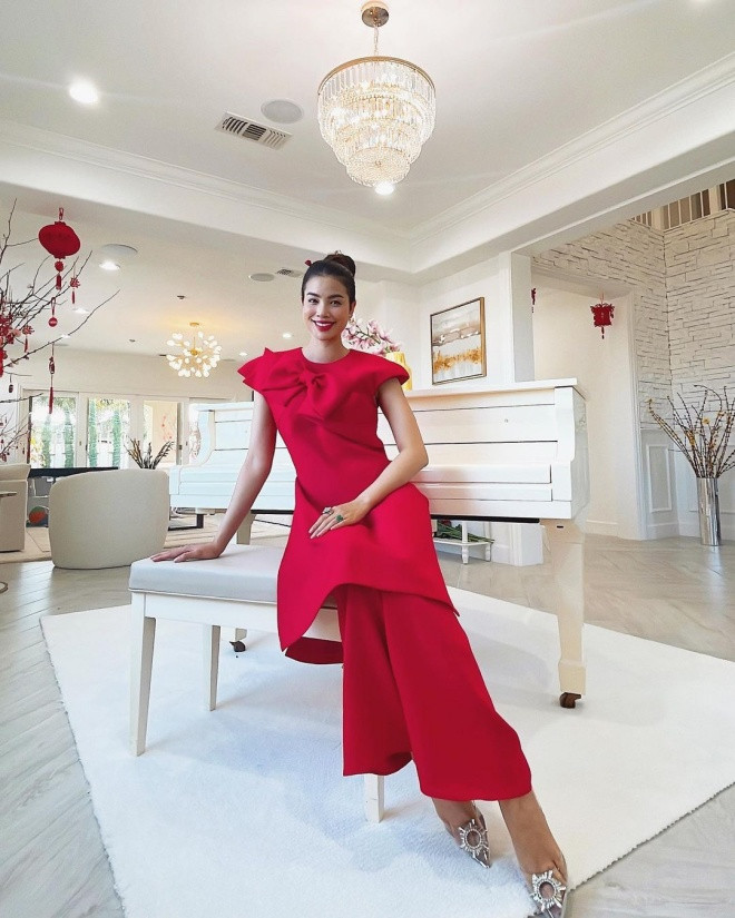 Bên trong nhà, góc nào cũng được sắp xếp chỉn chu, gọn gàng và sang trọng.