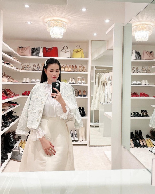 Đặc biệt, trong nhà còn có một phòng riêng để đồ hiệu của Phạm Hương.