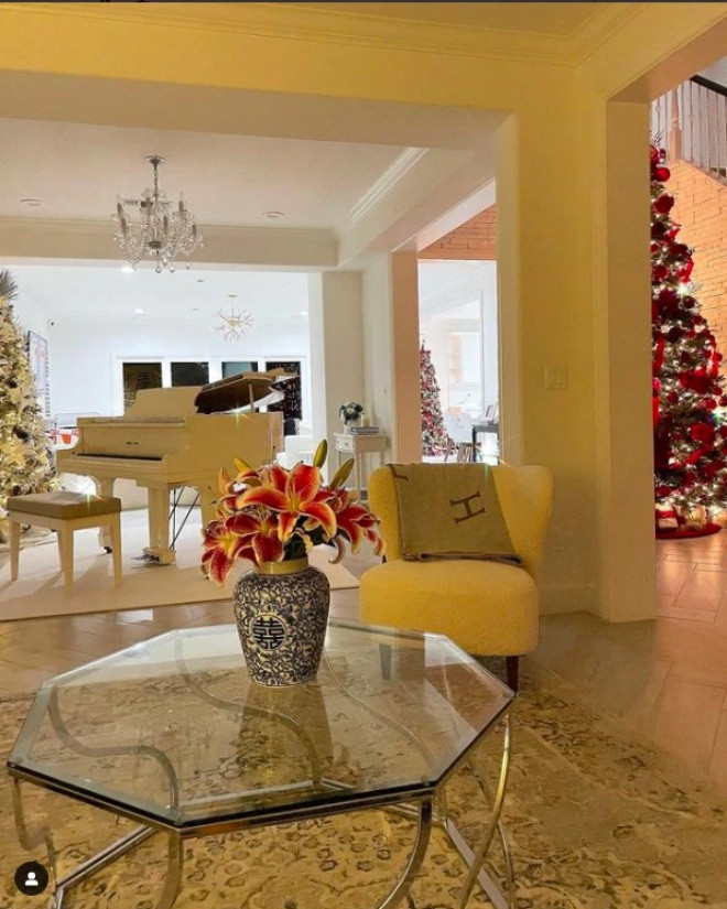 Hoạ tiết của thảm, khăn trải bài nổi bật trên nền màu trắng.