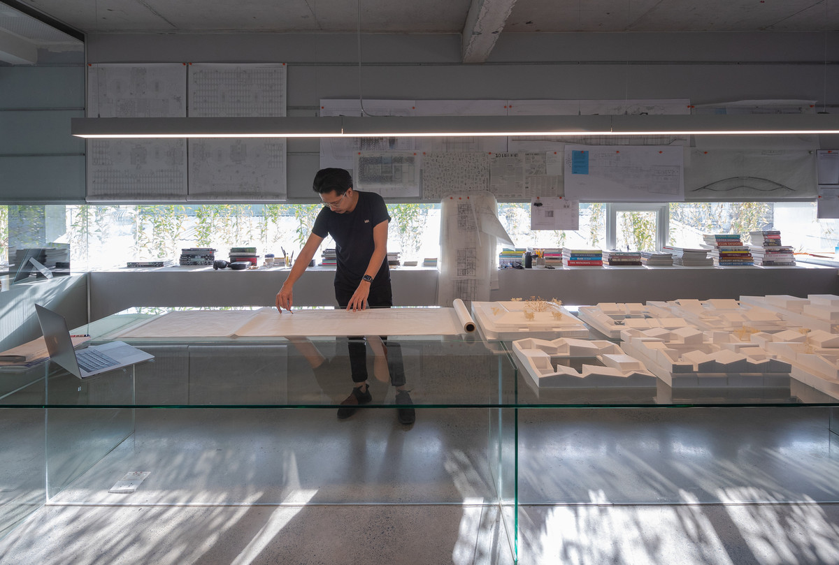 Các ô cửa kính giúp không gian bên trong và bên ngoài nhà gần như không có khoảng cách.