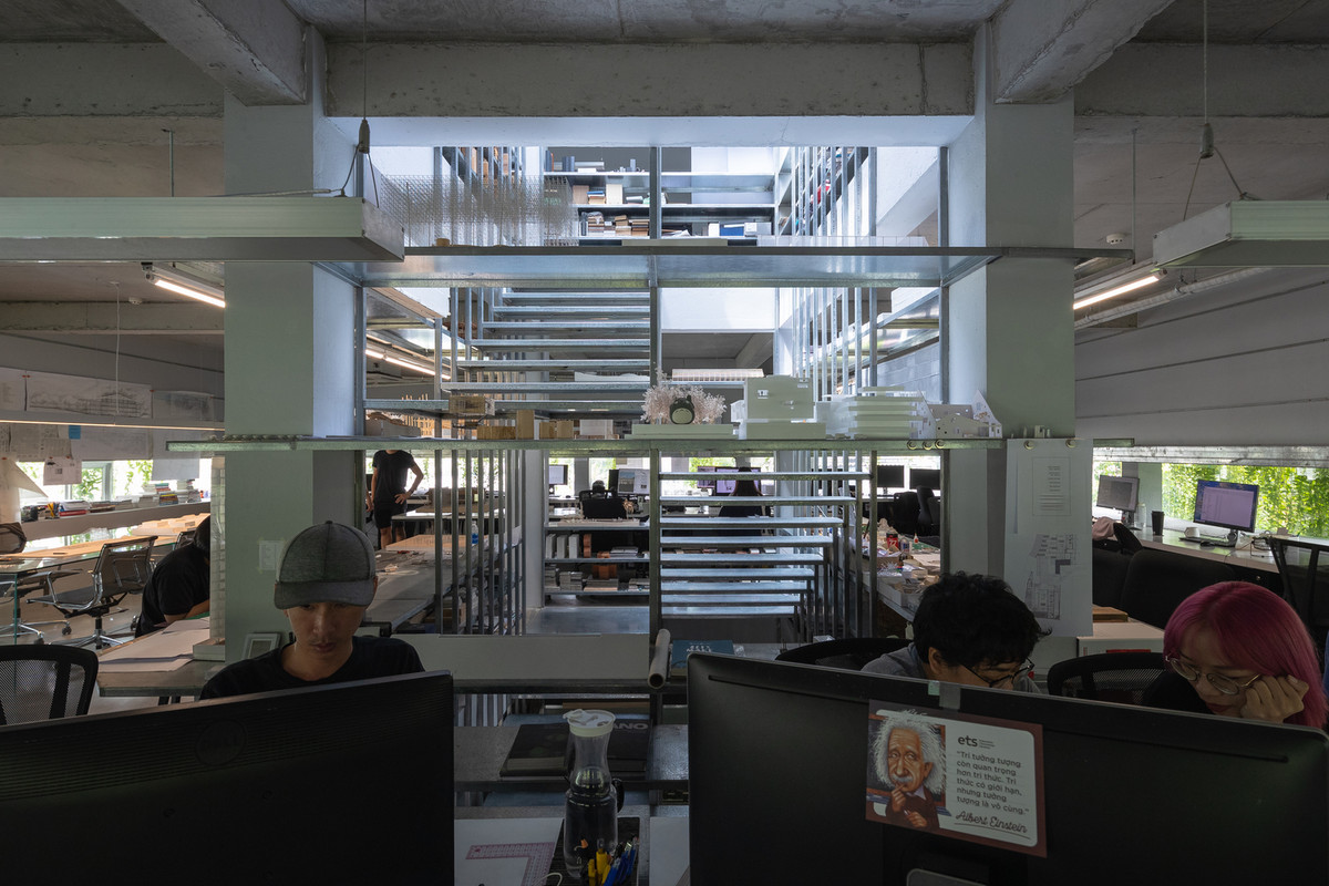 Ở tầng 2 và 3, các cửa sổ kính được thiết kế với độ rộng và độ cao vừa phải giúp kiểm soát độ chói của ánh nắng mặt trời mà vẫn tạo tầm nhìn thoáng đãng ra công viên.