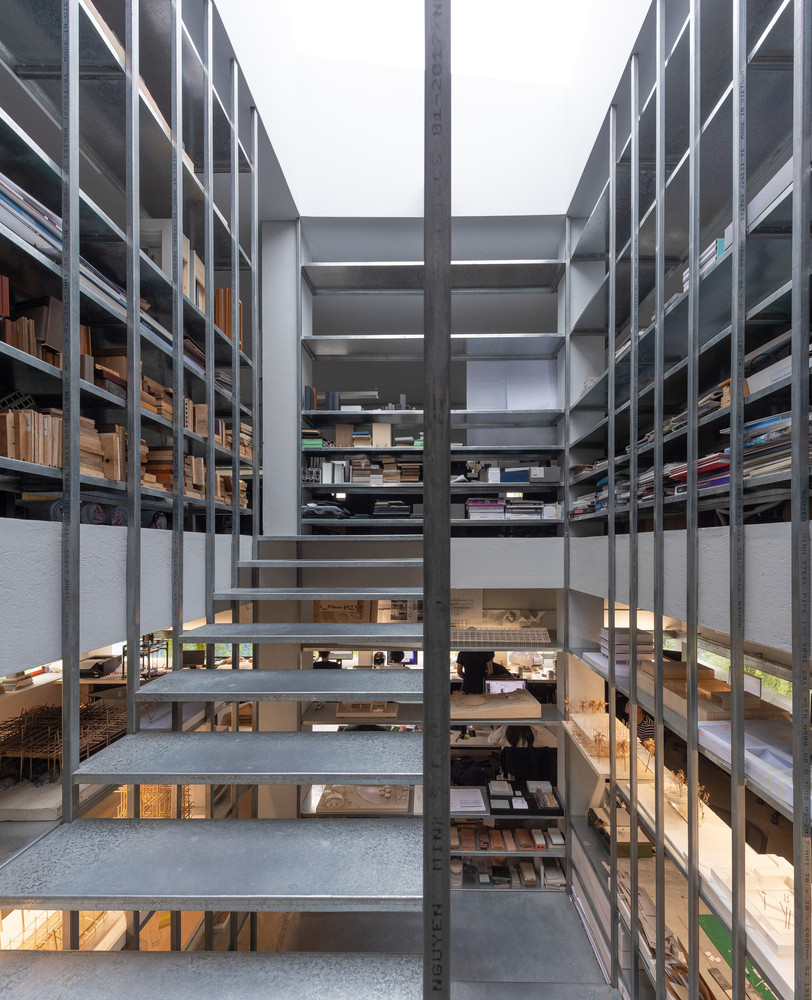 Cầu thang và giá sách thiết kế mở, giúp mọi người có tầm nhìn tới 360 độ quanh văn phòng. Nguồn ảnh: Trieu Chien