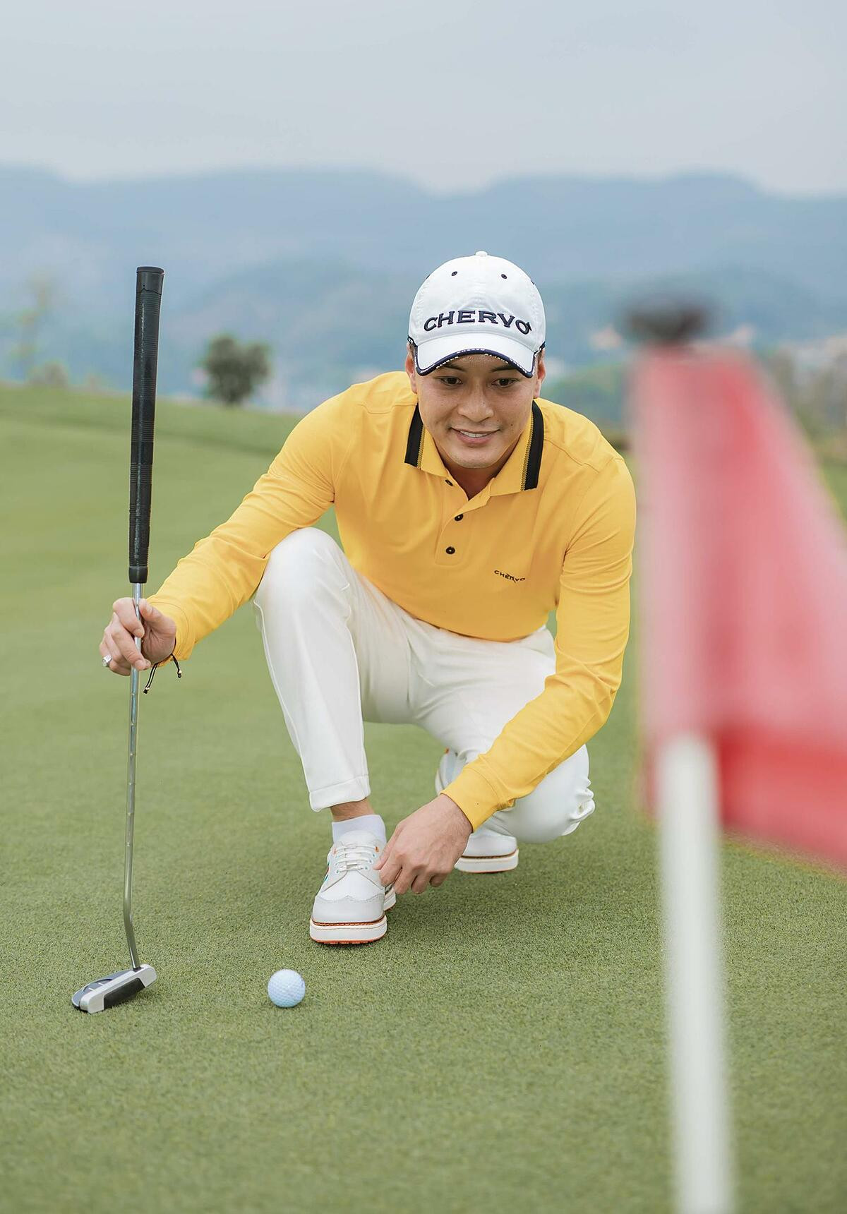 Thời gian gần đây, nam diễn viên "Thương ngày nắng về" còn yêu thích bộ môn golf đắt đỏ. Ảnh: Tinmoi