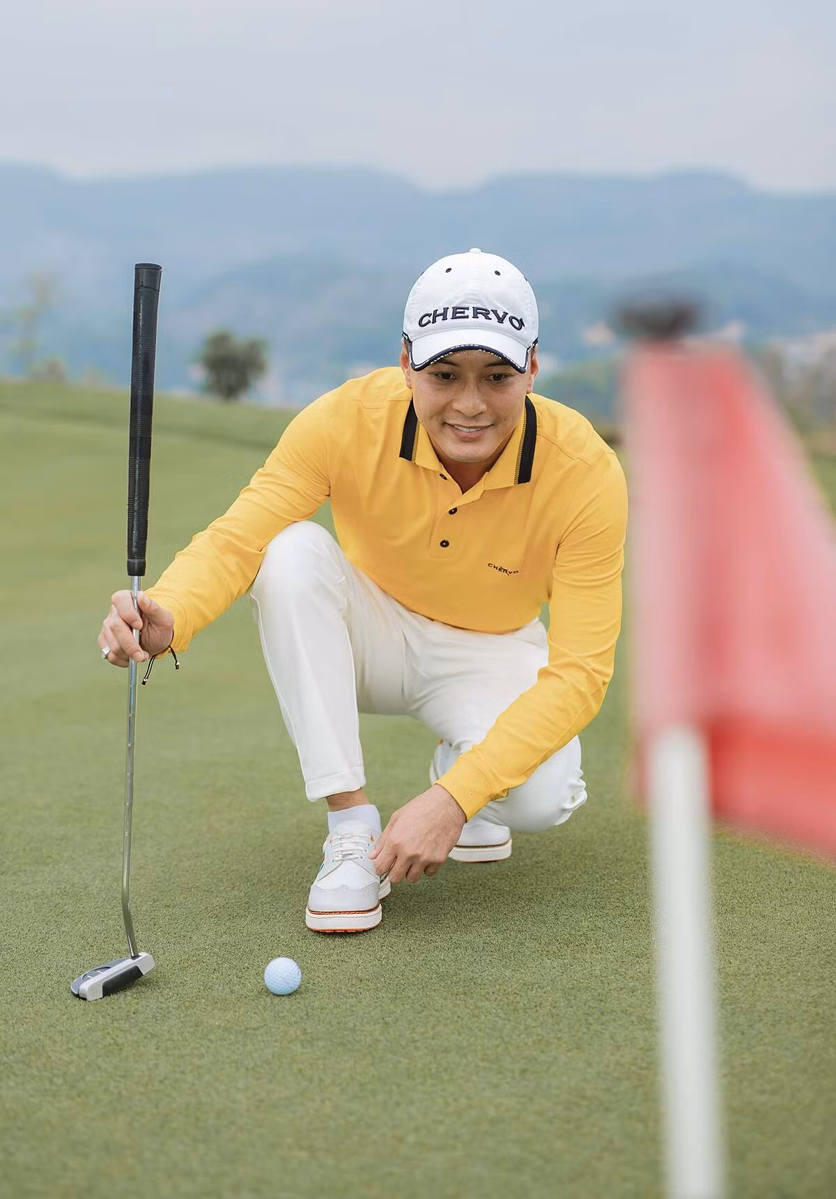 Thời gian gần đây, nam diễn viên "Thương ngày nắng về" còn yêu thích bộ môn golf đắt đỏ. Ảnh: Tinmoi