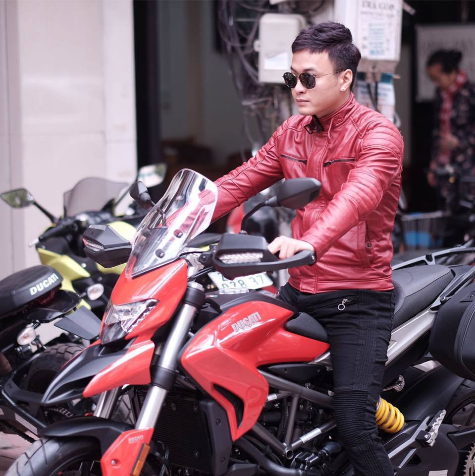 Ngoài ô tô, nam diễn viên còn đam mê motor phân khối lớn trị giá lên đến tiền tỷ. Năm 2017, Hồng Đăng tậu xe Ducati Hyperstrada 939 có giá khoảng hơn 500 triệu đồng. Ảnh: Vietnamnet