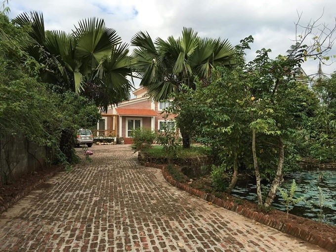 Ngôi nhà rộng 1.300m2 là địa điểm nam diễn viên cùng vợ con lui về nghỉ ngơi. Ảnh: FBNV