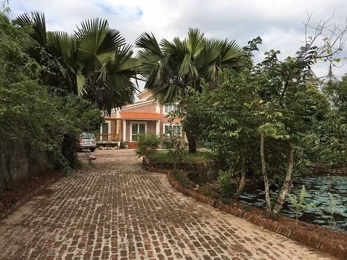 Ngôi nhà rộng 1.300m2 là địa điểm nam diễn viên cùng vợ con lui về nghỉ ngơi. Ảnh: FBNV