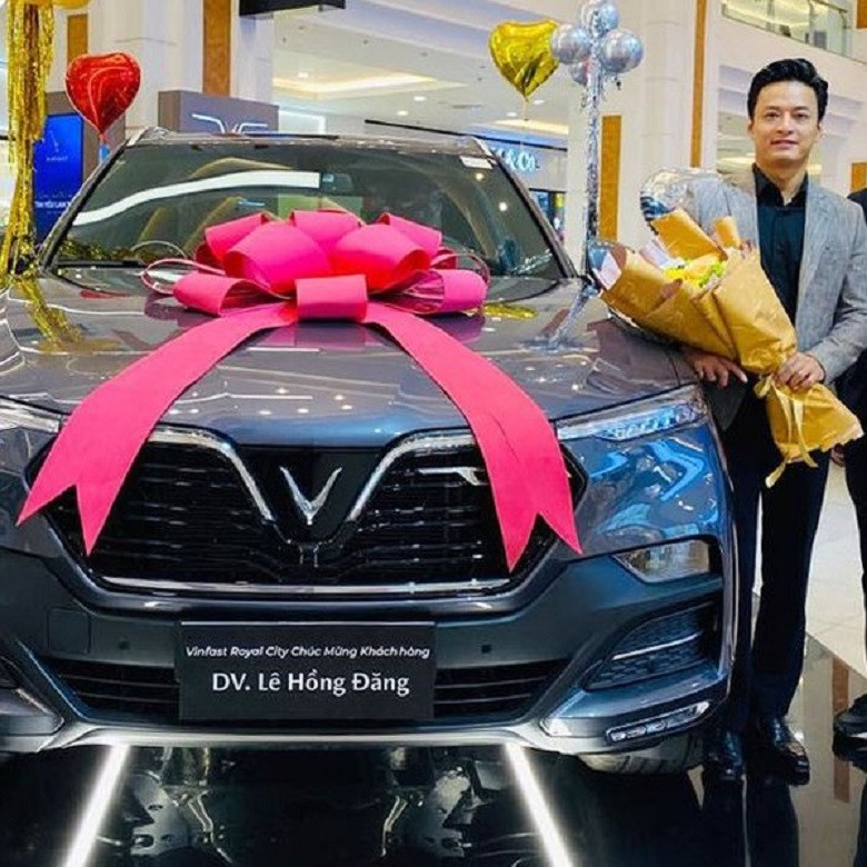 Chiếc VinFast Lux SA2.0 Hồng Đăng tậu năm 2020 có giá gần 1,2 tỷ đồng cho bản tiêu chuẩn và hơn 1,9 tỷ đồng bản cao cấp. Ảnh: FBNV