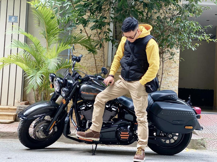 Nam diễn viễn Hồng Đăng còn chi hơn 800 triệu đồng tậu chiếc Harley Davidson Heritage 2019 siêu lướt. Ảnh: FBNV