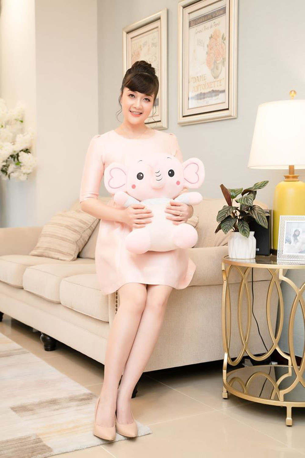 Căn hộ do chính tay nghệ sĩ tự thiết kế và chọn mua từng món đồ từ rèm cửa, đồng hồ cho đến bàn ghế. Ảnh: FBNV