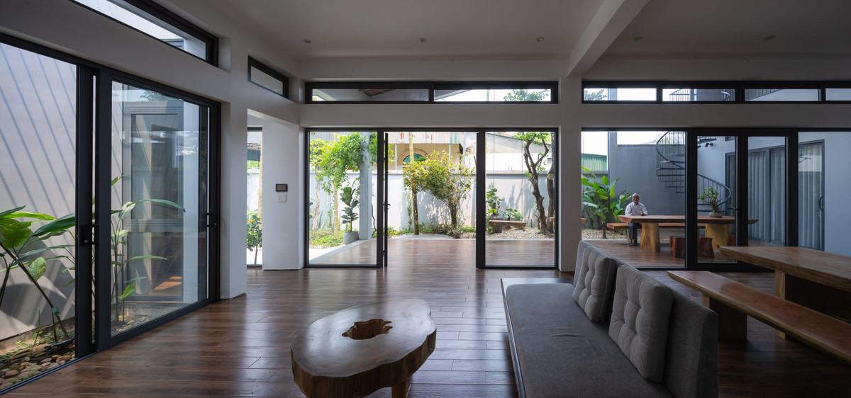 Bên trong nhà được thiết kế phù hợp với nếp sống người Việt xưa như không gian sinh hoạt chung rộng rãi, thoáng mát.