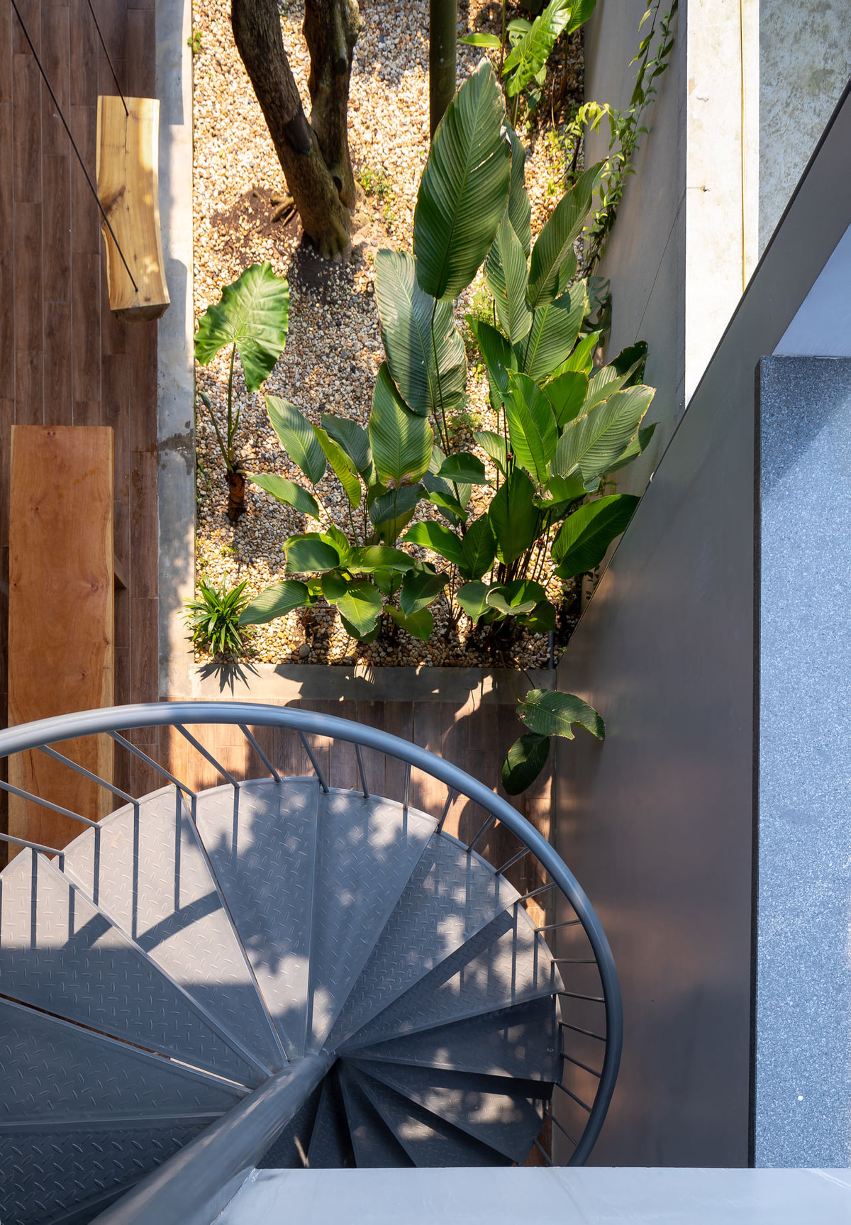 Tầng 1 và tầng 2 thông nhau qua chiếc cầu thang sắt uốn lượn, vừa tạo thẩm mỹ, vừa tiết kiệm diện tích.