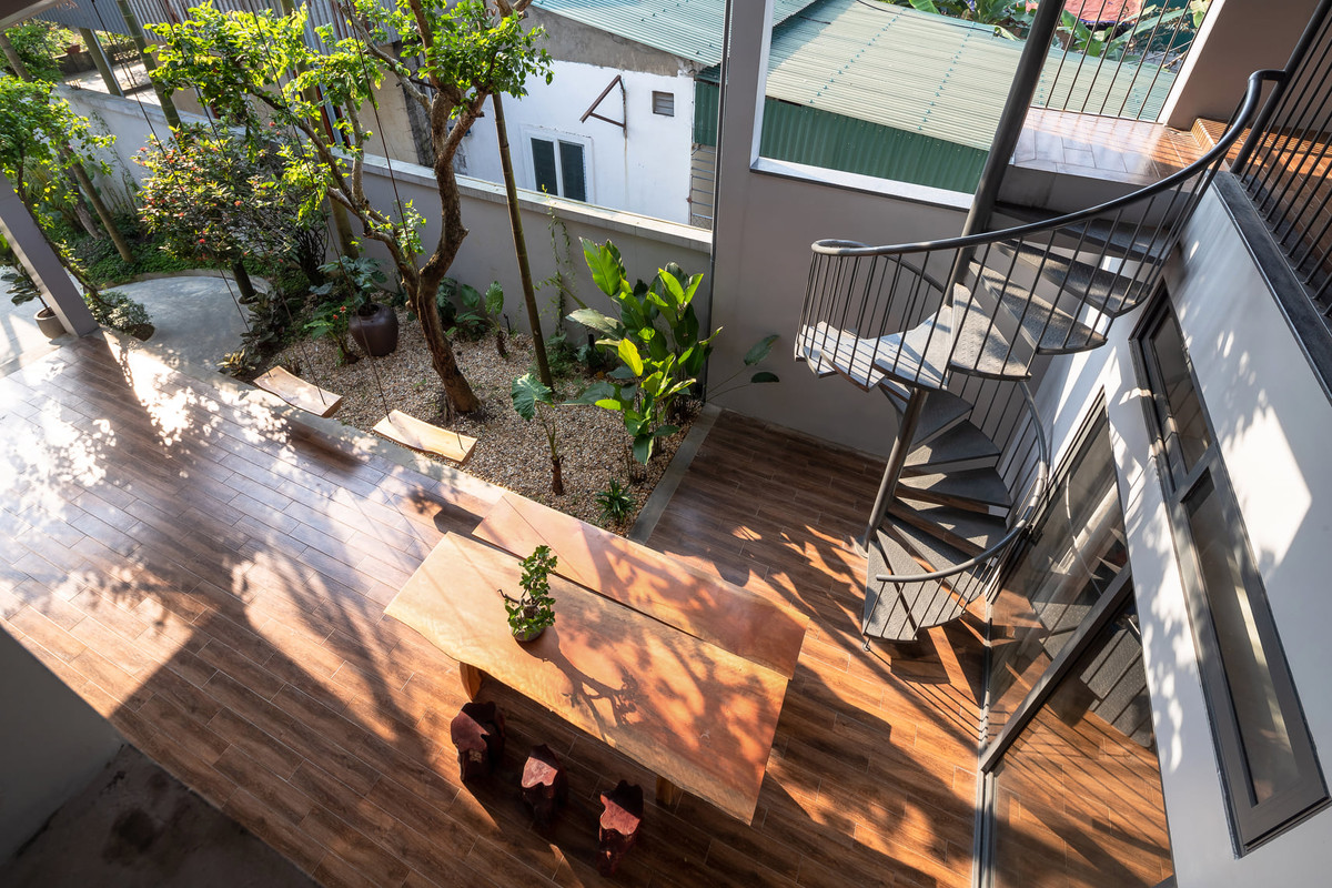 Bên ngoài nhà mang kiến trúc truyền thống nhưng phía trong lại tiện nghi, hiện đại.