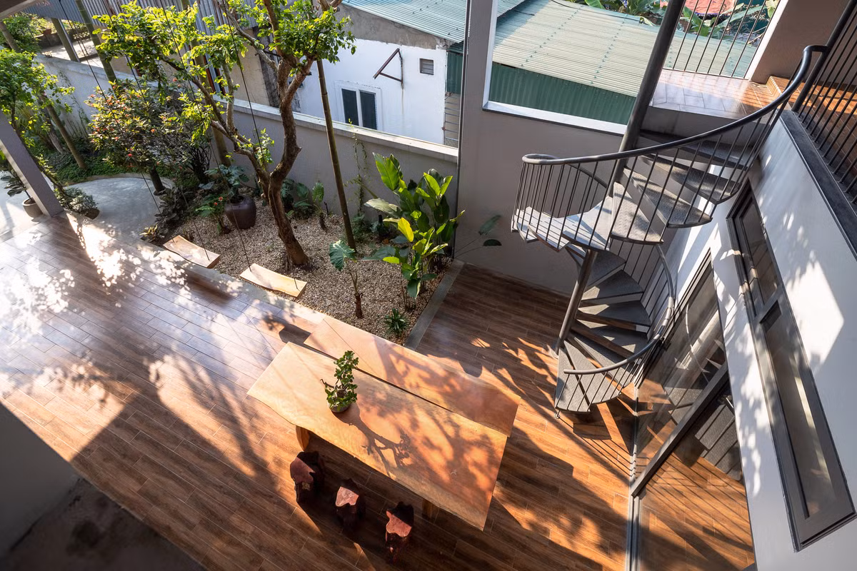 Bên ngoài nhà mang kiến trúc truyền thống nhưng phía trong lại tiện nghi, hiện đại.