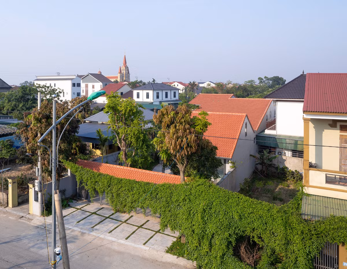 Theo mong muốn của gia chủ, nhà được xây đảm bảo chan hoà với thiên nhiên, mở ra thấy cây cối trong xanh.