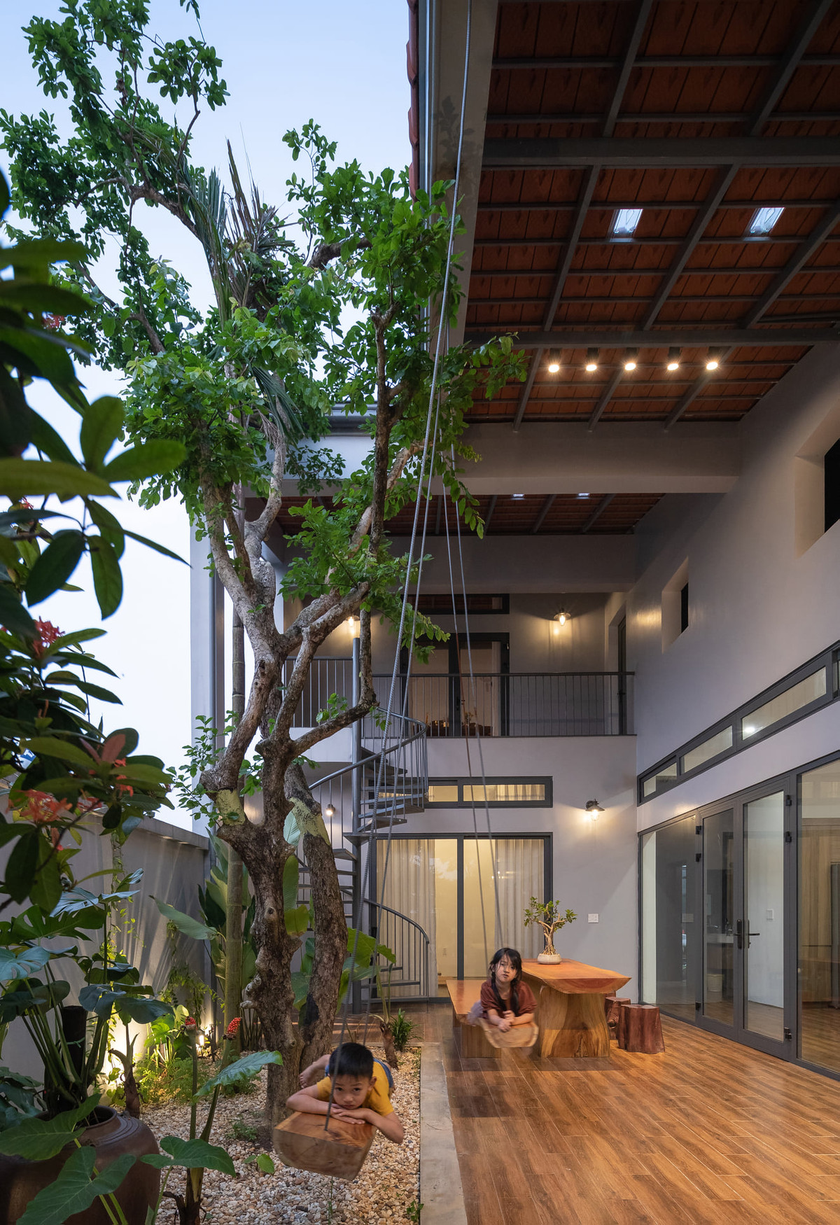 Khoảng hiên sảnh là nơi sinh hoạt ngoài trời, có bàn tiếp khách, xích đu cho trẻ...Nguồn ảnh: Triệu Chiến