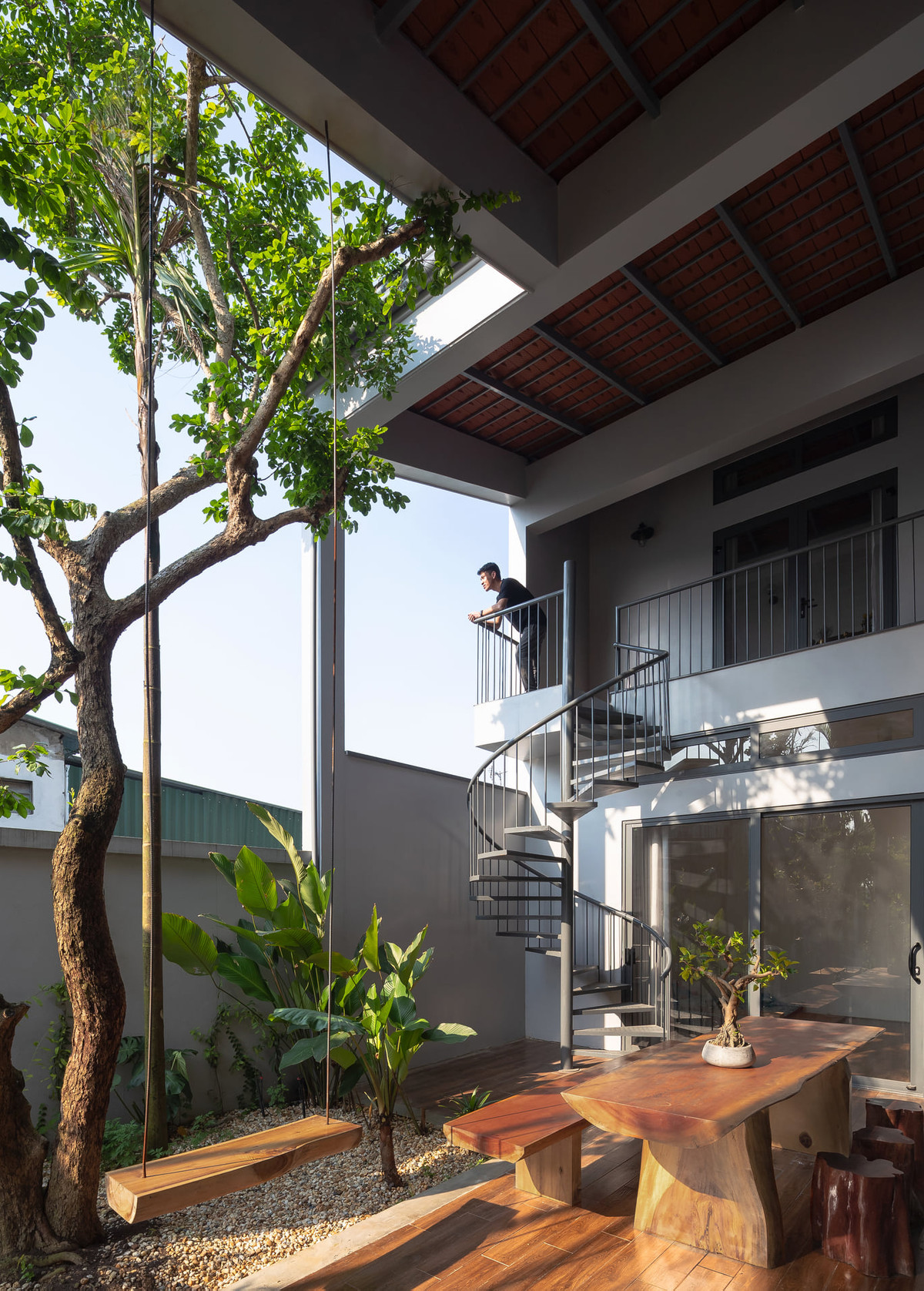 Không gian hướng ra khu vực sảnh hiên rộng lớn kết hợp phòng khách, khu bếp phía trong...