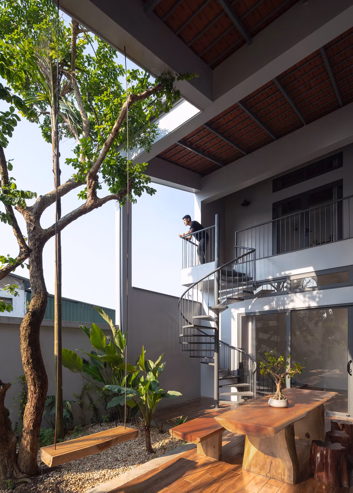 Không gian hướng ra khu vực sảnh hiên rộng lớn kết hợp phòng khách, khu bếp phía trong...