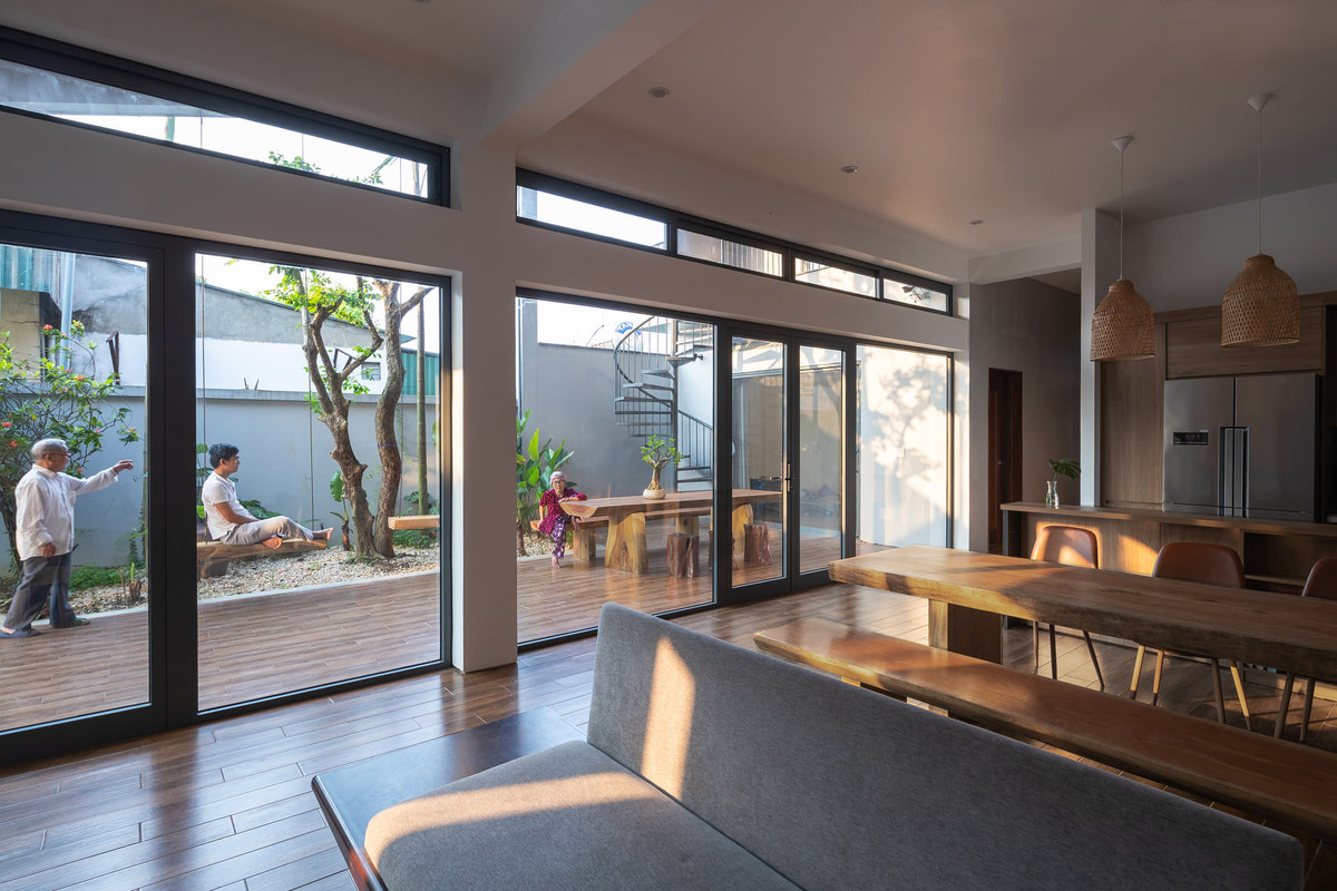 Hệ cửa kính trong suốt giúp đón ánh sáng tối đa.