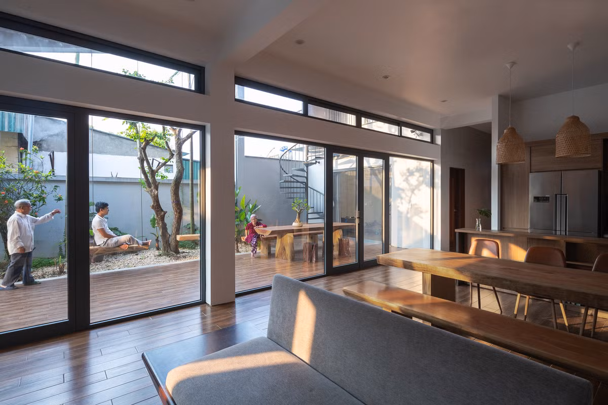 Hệ cửa kính trong suốt giúp đón ánh sáng tối đa.