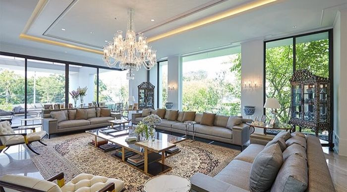 Phòng khách nổi bật với gam màu trung tính, sofa và đèn chùm lớn. Ảnh: Hello