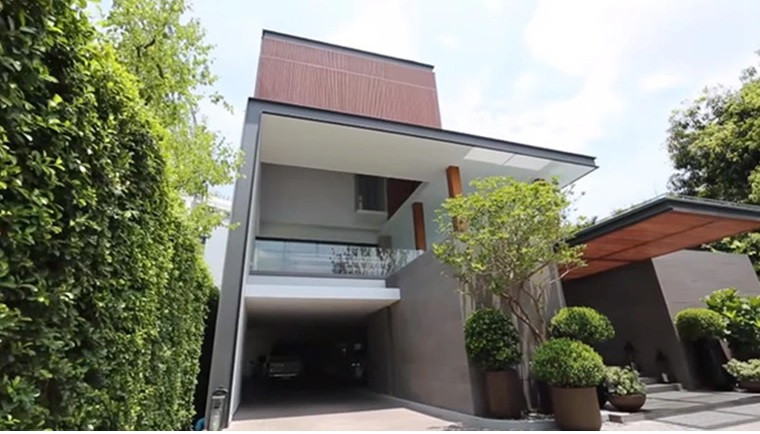 Không gian ngôi nhà được trang trí nhiều cây xanh. Tầng dưới cùng là lối dẫn vào và có gara đỗ ô tô. Ảnh: Hello