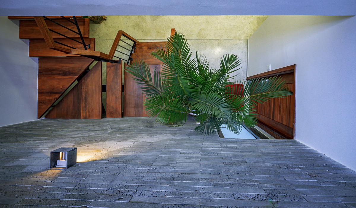 Tuy diện tích hạn chế nhưng không gian nhà vẫn tràn ngập ánh sáng và tạo cảm giác gần gũi với thiên nhiên.