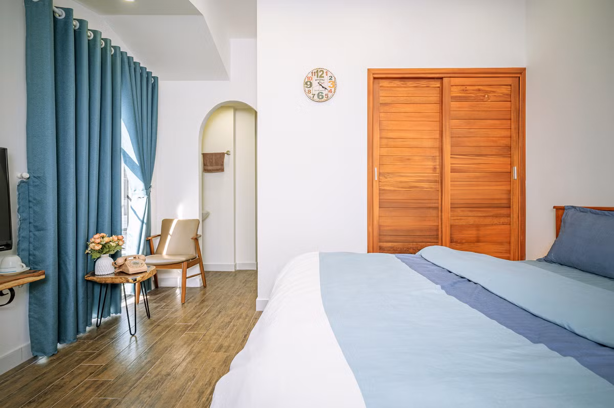 Phòng ngủ thoáng mát với tông màu sáng. Nguồn ảnh: Phan Duy Hao