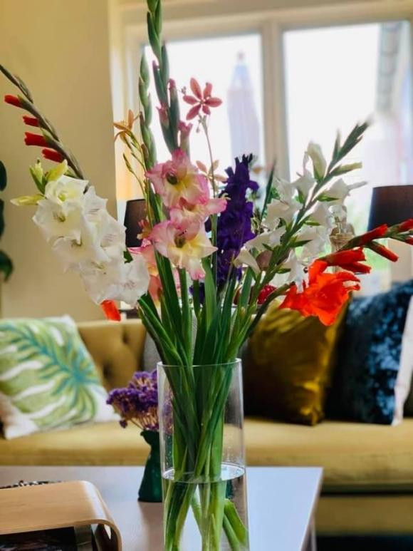 Người đẹp còn làm mới không gian sống của mình bằng những bình hoa, loại quả trong vườn nhà.