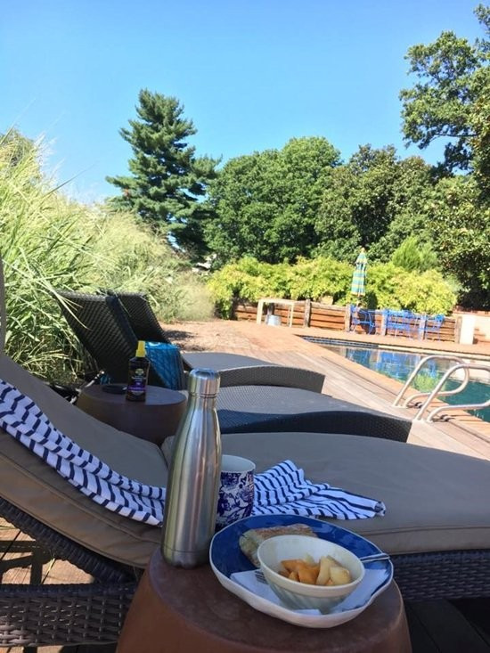 Trong khuôn viên còn có bể bơi và khu vực tắm nắng như một khu nghỉ dưỡng. Nguồn ảnh: FBNV