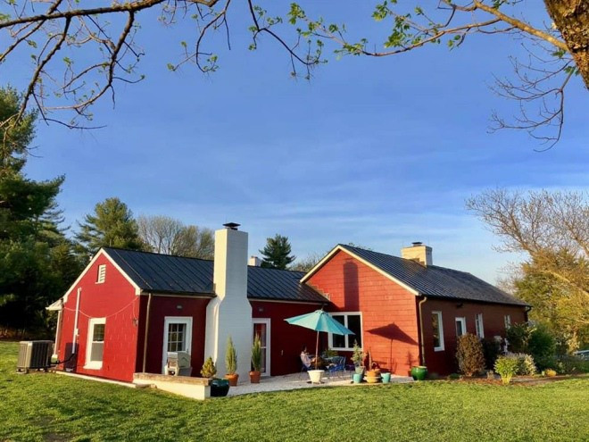 Giữa không gian rộng lớn là ngôi nhà xinh xắn, sơn màu đỏ nổi bật. Ảnh: FBNV