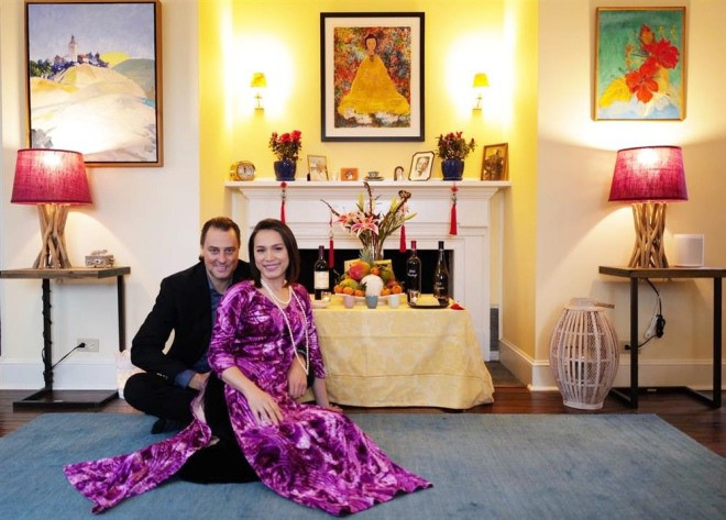 Bên trong căn nhà mang phong cách đặc trưng của nước Mỹ với tông trắng chủ đạo, nội thất cổ điển tạo cảm giác ấm cúng.