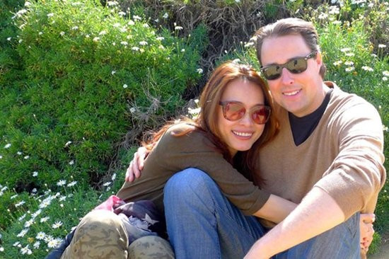 Sau cuộc hôn nhân đổ vỡ với một luật sư, Hoa hậu Ngọc Khánh gặp và kết hôn với người chồng thứ hai tại Mỹ. Bỏ lại ánh hào quang một thời, Hoa hậu Việt Nam 1998 đang tận hưởng cuộc sống bình yên ở trời Tây.