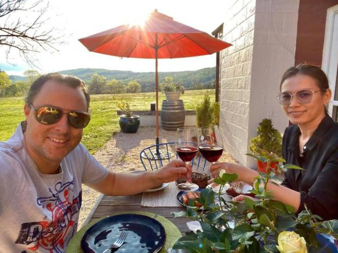 Khí hậu nơi đây dễ chịu, mát mẻ nên cặp đôi thường xuyên tổ chức ăn uống ngoài trời.