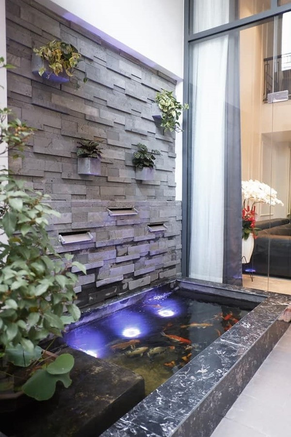 Phía trước ngôi nhà của Bảo Anh đặt thêm một hồ cá cảnh trang trí. Ảnh: FBNV