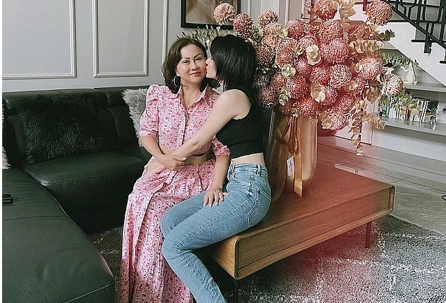 Ngôi nhà tọa lạc trên một khu đất rộng rãi ở quận 10 (Tp HCM). Ảnh: FBNV