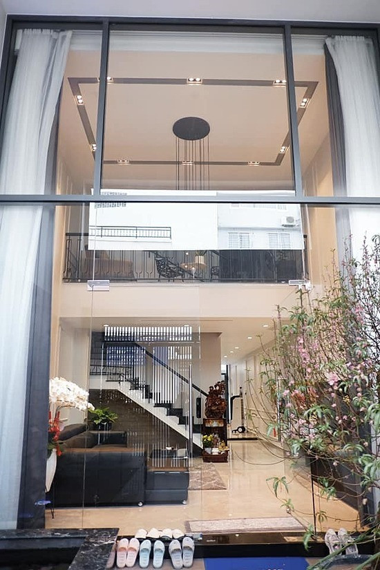 Không chỉ thành công trong lĩnh vực âm nhạc, Bảo Anh còn là người đẹp sở hữu khối tài sản nhiều người mơ ước. Đầu năm 2021, Bảo Anh từng đăng tải hình ảnh căn nhà mới mua để dành tặng người mẹ yêu quý lên trang cá nhân. Ảnh: FBNV