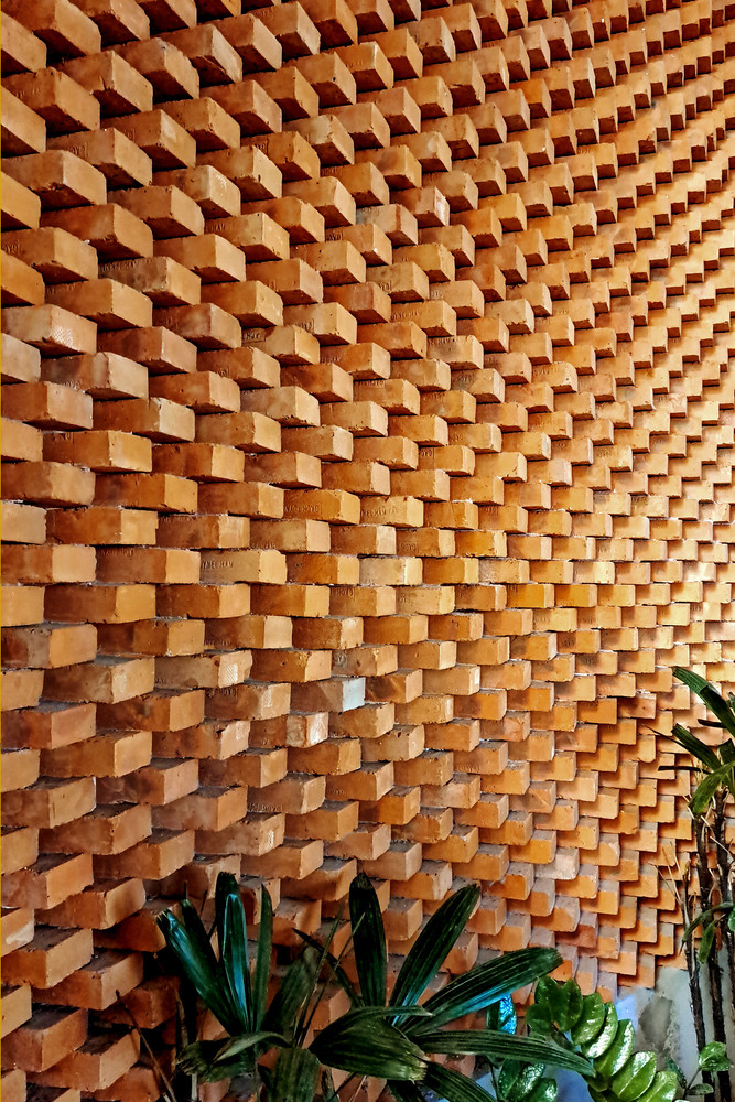 Hệ thống cửa lam gỗ cũng được sử dụng nhiều để chủ động đón nắng gió tùy từng thời điểm trong năm.