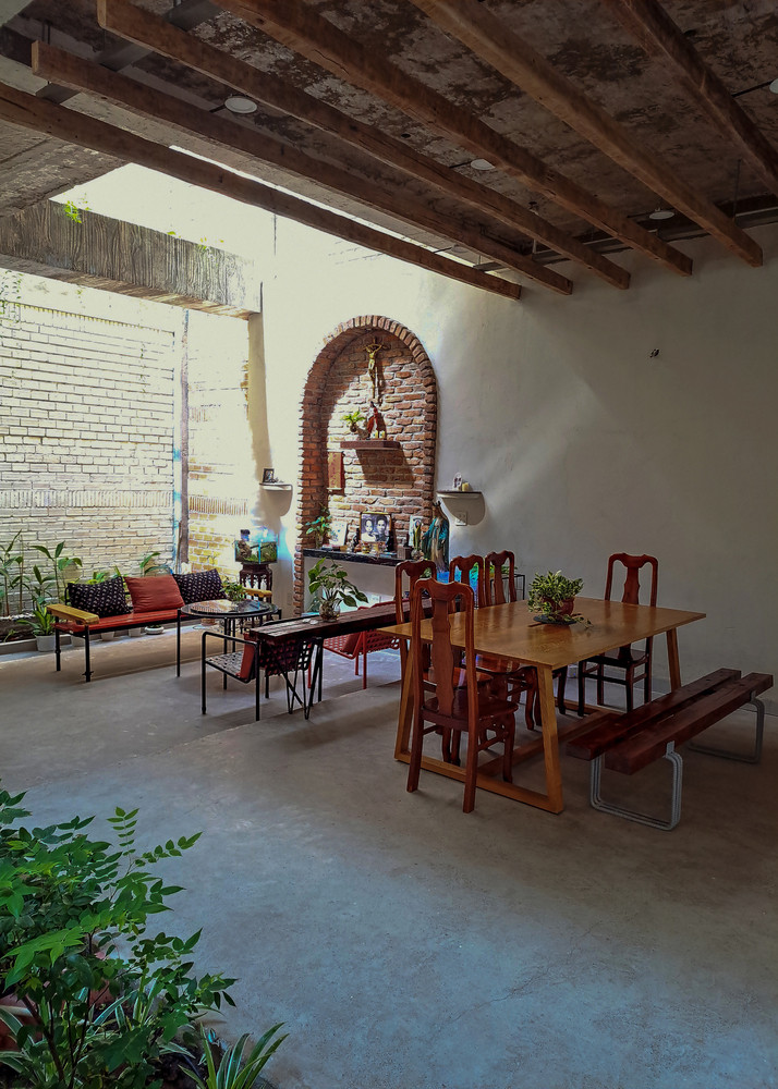 Các thanh xà bằng gỗ tiếp tục được dùng làm trần và nội thất gỗ trang trí. Khung cửa sổ cũ vẫn tiếp tục được sử dụng cho một vài nơi trong nhà.