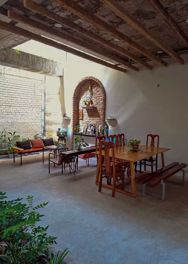 Các thanh xà bằng gỗ tiếp tục được dùng làm trần và nội thất gỗ trang trí. Khung cửa sổ cũ vẫn tiếp tục được sử dụng cho một vài nơi trong nhà.