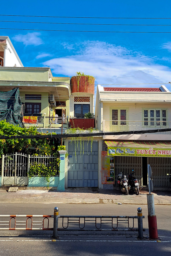 Mặt tiền nhà chỉ có 2m nên việc giảm bớt cảm giác bề ngang ngắn của ngôi nhà cũng được kiến trúc sư cân nhắc kỹ.