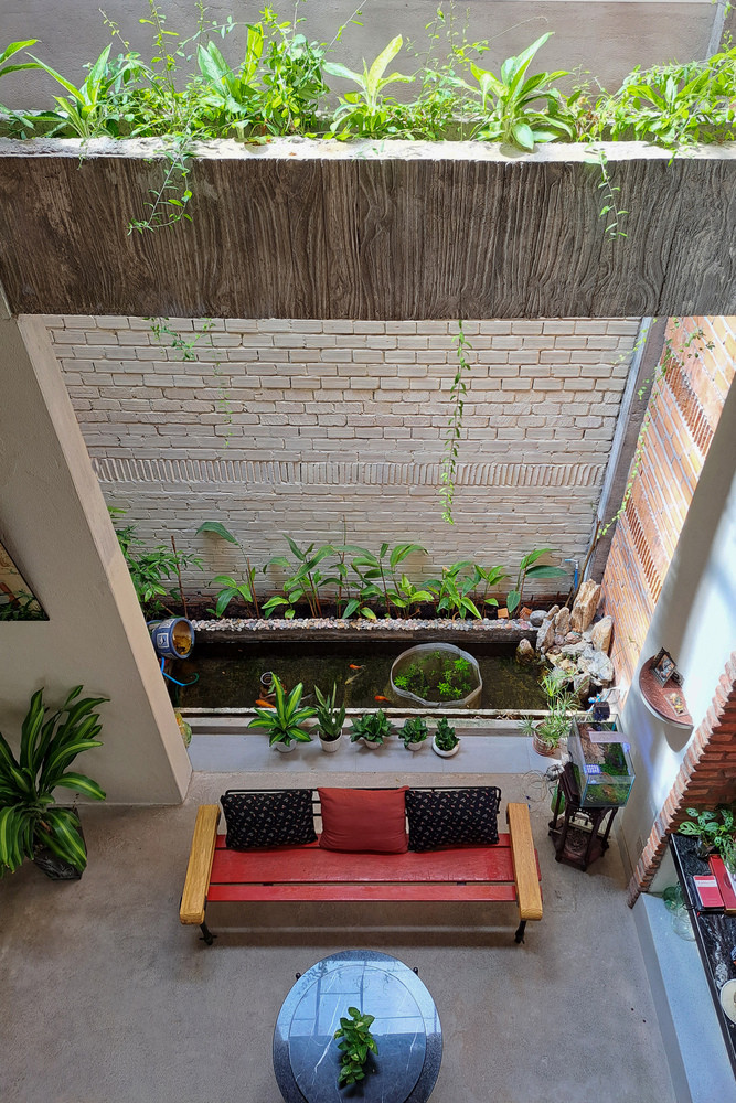 Bên cạnh đó, ngôi nhà còn được bố trí các ô lấy sáng và thông gió, vật liệu thô giúp công trình gần gũi với thiên nhiên hơn.