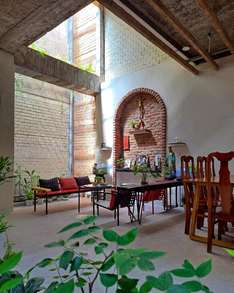 Điển hình là bức tường gạch cũ được lựa chọn những viên gạch tốt nhất để làm vòm của khu vực bàn thờ.