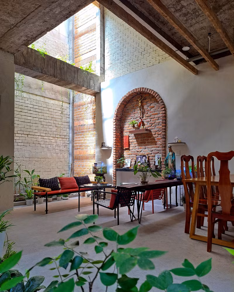 Điển hình là bức tường gạch cũ được lựa chọn những viên gạch tốt nhất để làm vòm của khu vực bàn thờ.